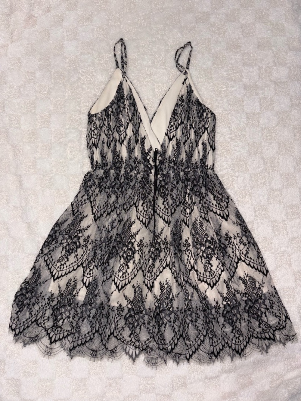 Alice + Olivia Women’s Lace Mesh Lined V-Neck Cocktail Dress • Size 4 - Picture 5 of 15
